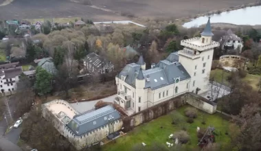 Пугачева и Галкин продали свой замок за миллиард рублей