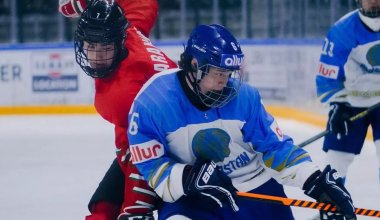 Юношеская сборная Казахстана по хоккею стартовала на чемпионате мира с двух побед