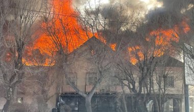 Кровля двухэтажного жилого дома сгорела в Экибастузе