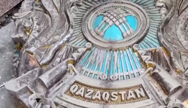 В Талдыкоргане герб Казахстана лежал перед зданием суда