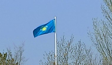 Флаг Казахстана повесили вверх ногами в Астане