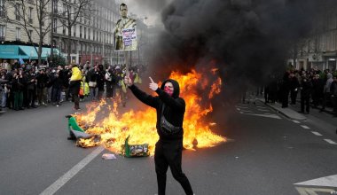Массовые протесты проходят в Париже и столицах Европы