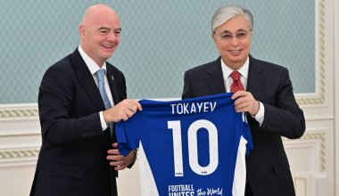 Именную футболку подарил глава международной федерации футбола Токаеву