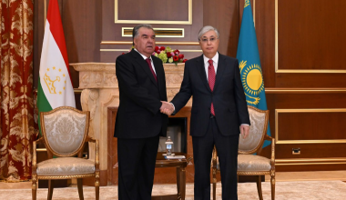 Президент Таджикистана прилетел в Казахстан