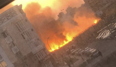 В Астане горит камыш и сухостой возле жилого комплекса