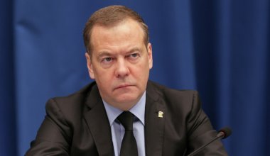 Медведев призвал "физически устранить" Зеленского