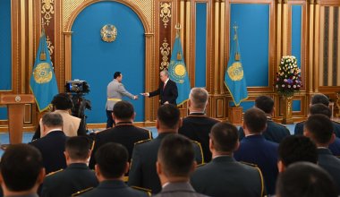 Ряд казахстанских военных наградили медалями за "мужество и самоотверженность"