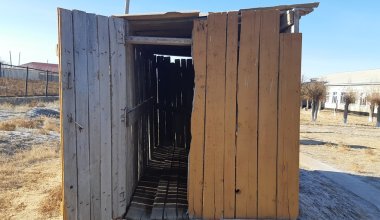 В Актюбинской области двухлетний ребенок погиб после падения в уличный туалет