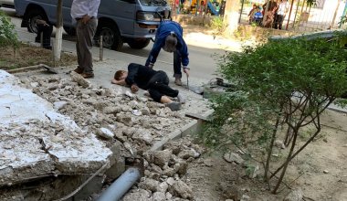 Козырек подъезда обрушился в Актау: один мужчина скончался