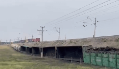 В Шымкенте восемнадцать грузовых вагонов сошли с рельсов