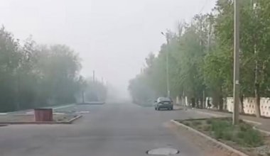 Сильный смог и вонь: в Павлодаре больше суток горит свалка