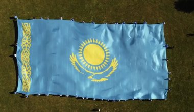 Казахстанцы развернули 800-метровый флаг на ЧМ по хоккею