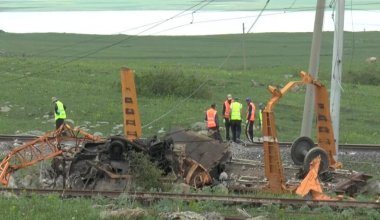 Есть погибший: в Грузии технический поезд сошёл с рельсов
