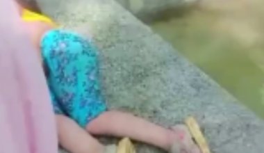 Ребенка ударило током в фонтане в Аксу