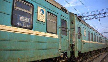 В Алматы пассажирский поезд сошел с рельсов