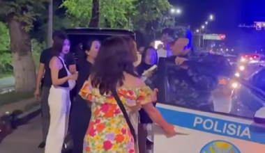 Уволен толкнувший иностранку полицейский в Алматы