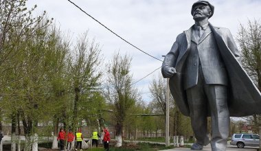 Мнения разные: Шапкенов не видит проблемы в памятнике Ленину в Атырау