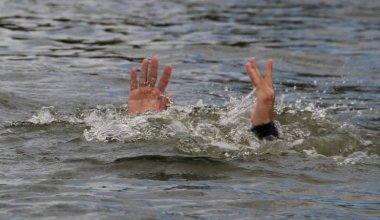 5 подростков тонули в запрещенном для купания месте в Мангистау: один умер