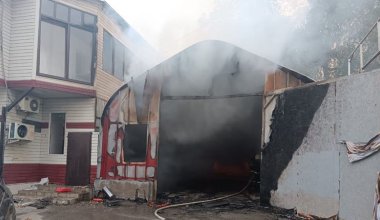В Алматы загорелись гараж и крыша кафе