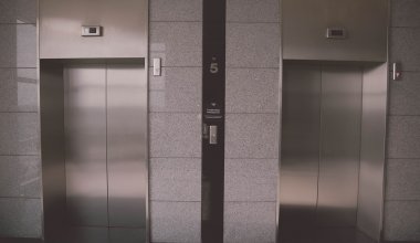 40-летний мужчина приставал к девочке в лифте в Астане