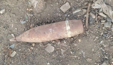 В Ерейментау нашли на заброшенной мусорной свалке фугасный снаряд