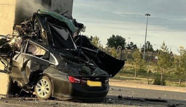Авто врезалось в столб LRT в Астане: водитель погиб