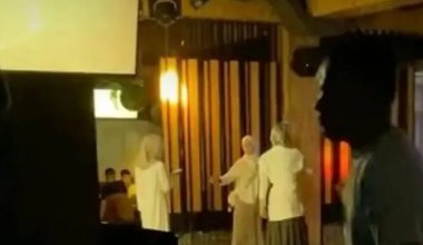 Казахстанцев шокировали танцующие в ночном клубе покрытые девушки