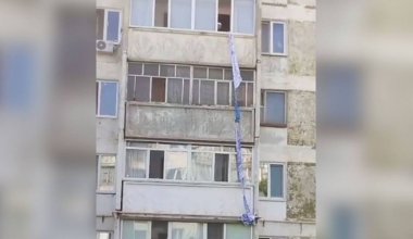 Пенсионерка из Рудного пыталась спуститься с балкона при помощи простыни (видео)