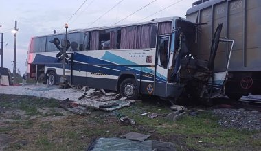 Залетел под поезд: смертельное ДТП с автобусом с казахстанскими номерами произошло в России