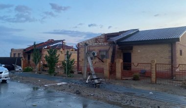 В Атырау крыши домов снесло из-за непогоды