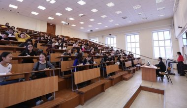 Сколько заявлений принято от абитуриентов на поступление в колледжи Казахстана