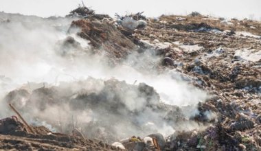 В Кокшетау десятый день тушат мусорный полигон