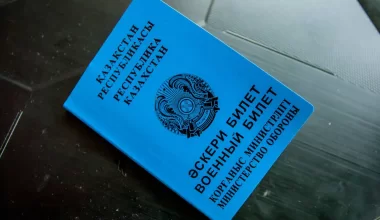 Не служившие в армии казахстанцы будут получать военные билеты по-новому