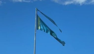 В Талдыкоргане третий раз за месяц порвался флаг Казахстана