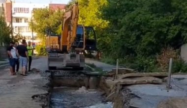 Коммунальная авария: фонтан воды забил на улице в центре Семея