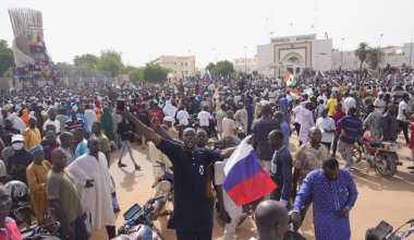 В Нигере тысячи людей вышли на протесты с флагами России
