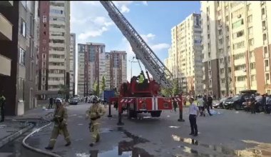 Люди прыгают из окон: пожар произошел в 16-этажном доме в Алматы