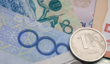 В Казахстане продолжает дешеветь рубль