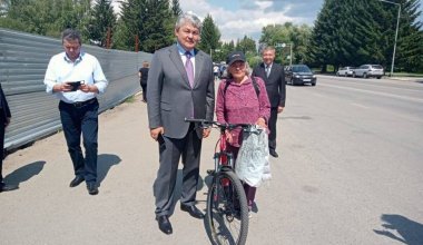 Хотела задать вопрос: жительница Риддера на велосипеде догнала кортеж акима ВКО