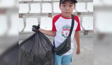 Дети собрали мусор со стадиона в Уральске и восхитили Казнет (видео)