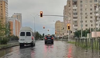Улицы Астаны затопило после дождя (видео)