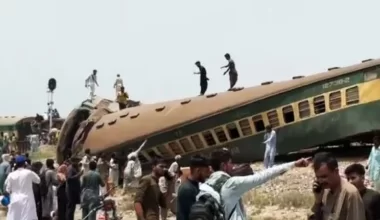 Погибли более 30 человек: пассажирский поезд сошёл с рельсов в Пакистане