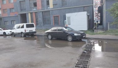 Улицы Алматы затопило после кратковременного дождя