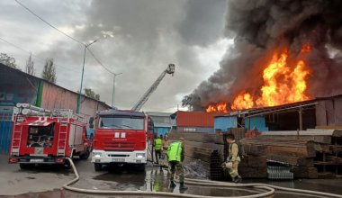 В Алматы разгорелся крупный пожар