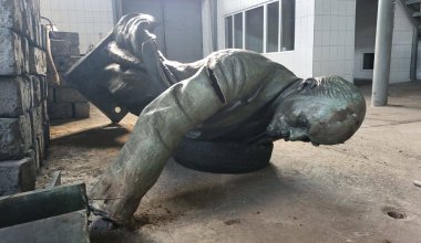 Памятник Ленину уронили в ВКО: ведется следствие