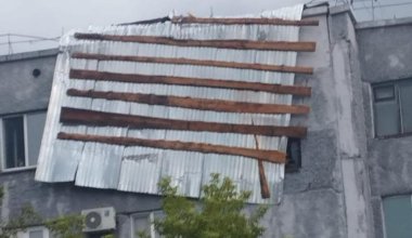 В СКО сильный ветер сорвал крыши многоэтажек
