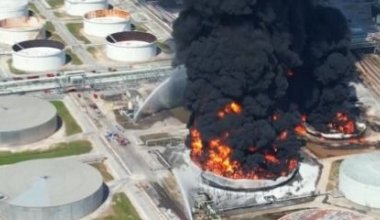 Мощный пожар разгорелся на нефтеперерабатывающем заводе в США