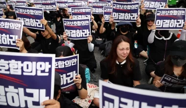 Массовый протест после самоубийств учителей проходит в Южной Корее