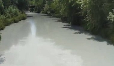 Река в ВКО изменила цвет из-за отходов "Казцинка": наложены штрафы на 50 млн