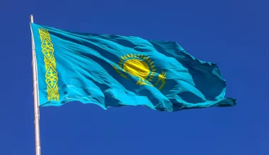 Казахстанцам разрешат вешать флаг на балконах: какие будут правила